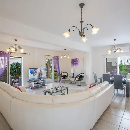 Holiday Ds54 3 Bedroom In The Center Protaras
