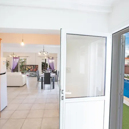 Willa Holiday Ds54 3 Bedroom In The Center Protaras