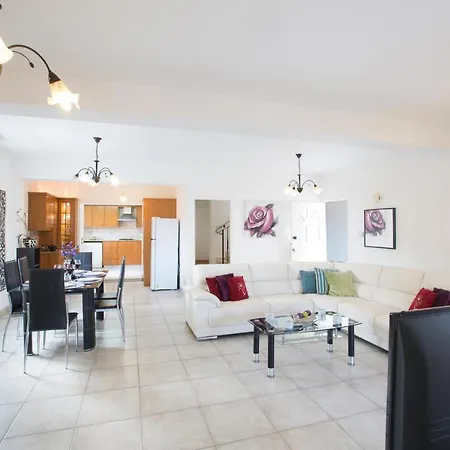 Holiday Ds54 3 Bedroom In The Center Protaras